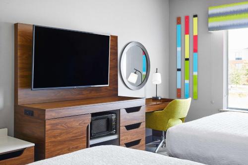 Hampton Inn & Suites Ridgecrest - image 9