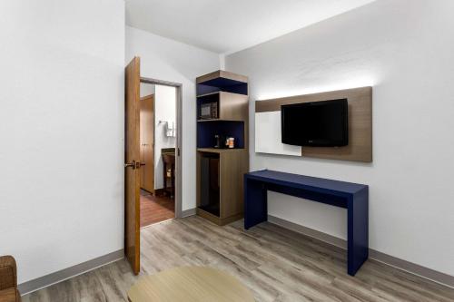 Comfort Inn & Suites Kenosha - image 2