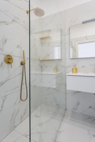 Golden Suites by Dimorra Room Type - Deluxe Quadruple Room
