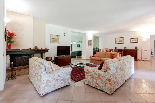 共用Lounge/電視區, Villa Valleggia with pool in 卡斯泰爾諾沃卡爾恰