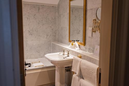 The Red Lion Hotel - image 7