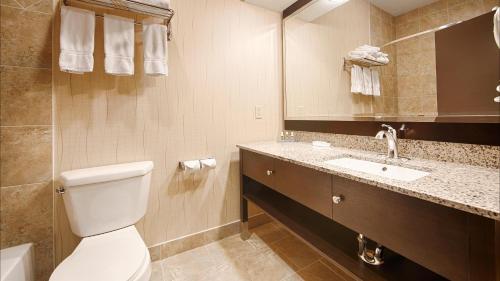 Executive King Suite with Sofa Bed image 3