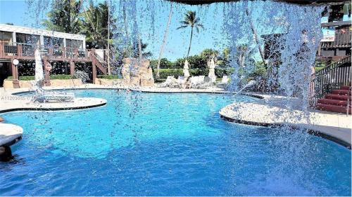 2BR Pool Ocean View in Miami Beach, USA