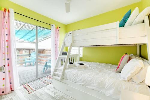 Fun in the Sun! Cozy Beach Pad Gulf Views and Easy Access to the Sand! - image 10