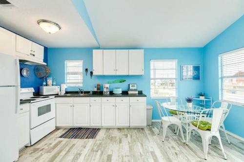Fun in the Sun! Cozy Beach Pad Gulf Views and Easy Access to the Sand! - image 7