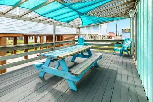 Fun in the Sun! Cozy Beach Pad Gulf Views and Easy Access to the Sand! - image 12
