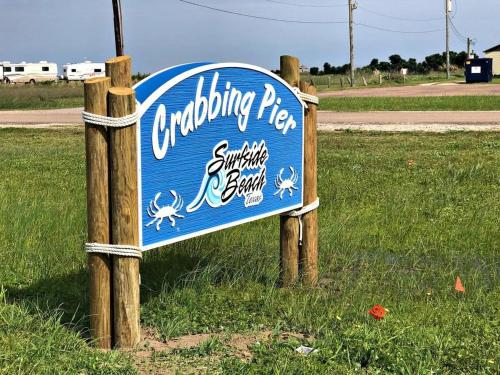 Fun in the Sun! Cozy Beach Pad Gulf Views and Easy Access to the Sand! - main image