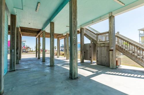 180 Degree Gulf Views Just-A-Mere Beach House Awaits Your Arrival! - image 3