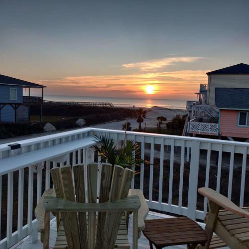 Sunset Sanctuary - Adorable Beach Bungalow with Gorgeous Gulf Views! thumb 4