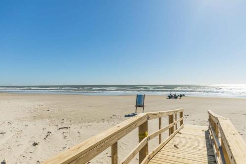Sunset Sanctuary - Adorable Beach Bungalow with Gorgeous Gulf Views! - image 3