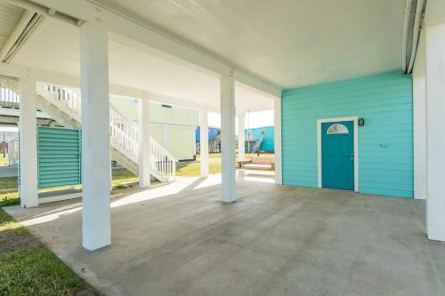 The Blue Haven - Cute Beach Bungalow Easy Access to Gulf Waters! - image 7