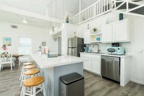 Casita at the Pass - Cute Beach Getaway Filtered Views of Gulf and Bay! - image 7