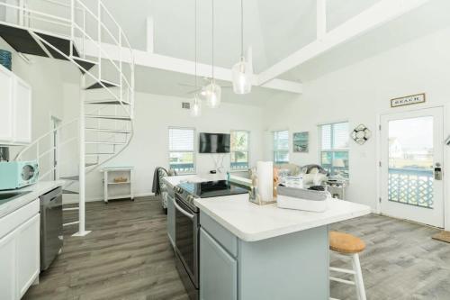 Casita at the Pass - Cute Beach Getaway Filtered Views of Gulf and Bay! - image 5