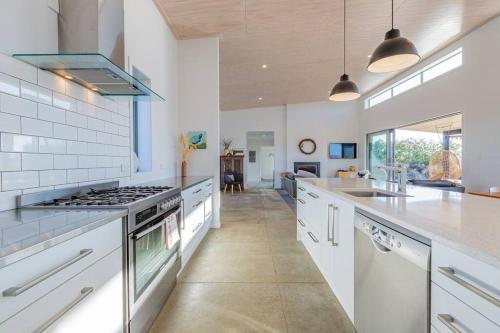 Modern and spacious with river and vineyard views in มาราเอคากาโฮ