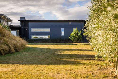 Modern and spacious with river and vineyard views in มาราเอคากาโฮ