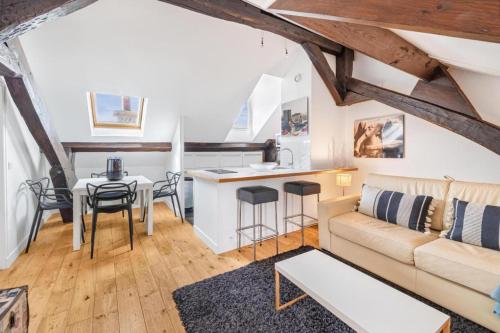 Marais Rooftop Apartment, París