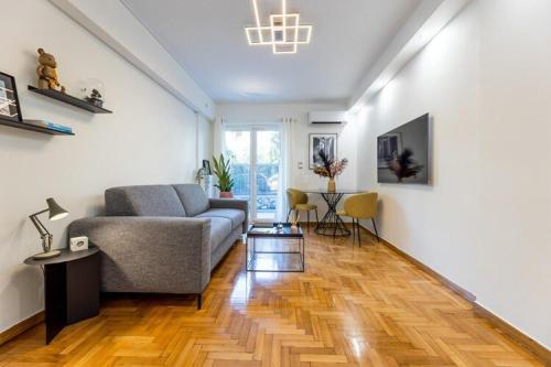 Bright and Stylish Apartment in Palaio faliro, Atenas