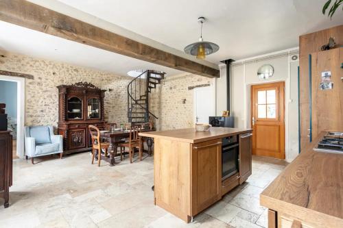 Kjøkken, Maison d'hôtes L'ormerie- Au coeur de la ville médiévale (Maison d'hotes L'ormerie- Au coeur de la ville medievale) in Provins