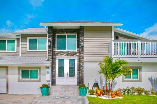 Spacious 4BR Beach House with Stunning Ocean Views