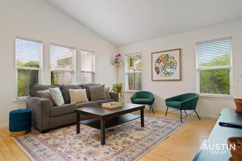 South Congress Living w Gorgeous Porch and Backyard in Austin, USA