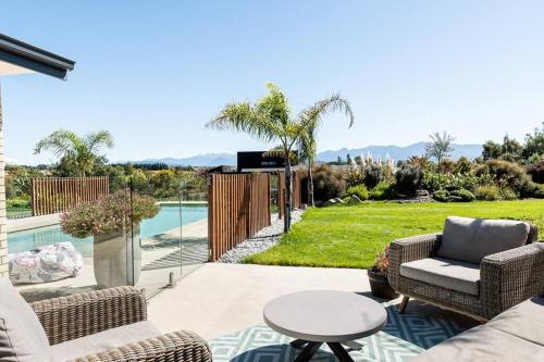 Kina Ridge Luxury Home w Pool, Sauna and Views in Tasman