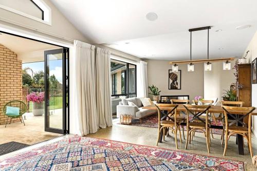 Kina Ridge Luxury Home w Pool, Sauna and Views in Tasman