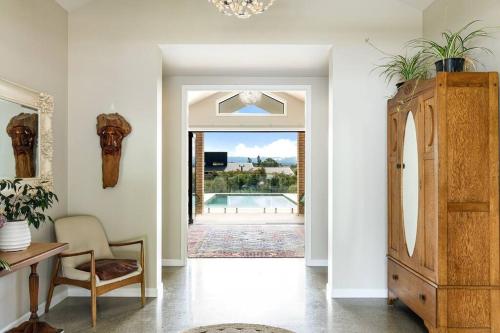 Kina Ridge Luxury Home w Pool, Sauna and Views in Tasman