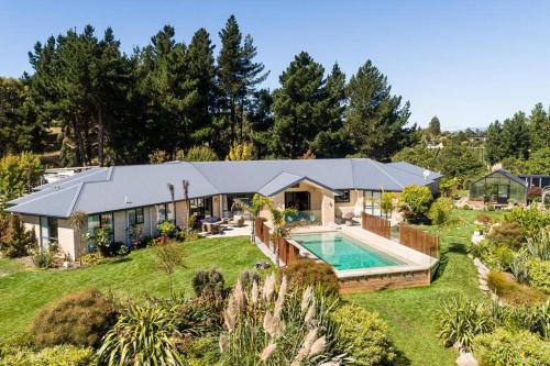 Kina Ridge Luxury Home w Pool, Sauna and Views in Tasman