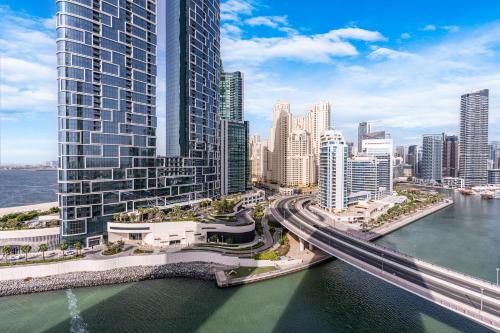 Luxurious 2BR Home with Stunning Marina Skyline View, Dubái (foto 6)