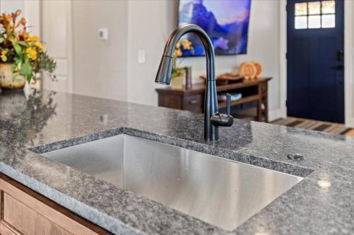 Whole House Relaxing Oasis by Fitzsimmons Campus Whole House Relaxing Oasis by Fitzsimmons Campus