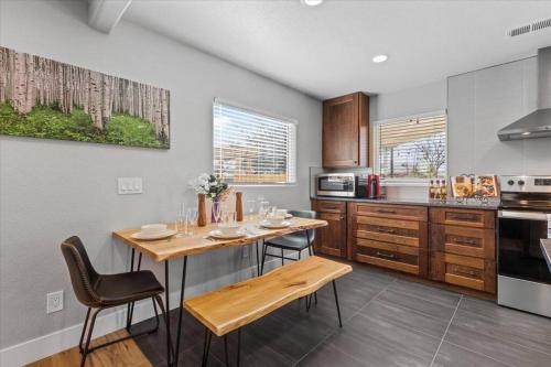 Whole House Relaxing Oasis by Fitzsimmons Campus Whole House Relaxing Oasis by Fitzsimmons Campus