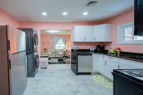 virtuve, The Great Gatsby Pink Flamingo Lounge Retreat! in Berkeley (VA)