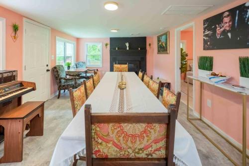 Iekārtas, The Great Gatsby Pink Flamingo Lounge Retreat! in Berkeley (VA)