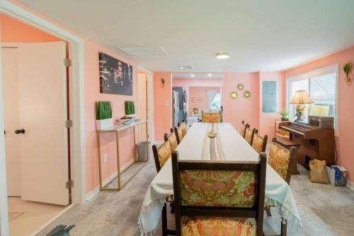 Iekārtas, The Great Gatsby Pink Flamingo Lounge Retreat! in Berkeley (VA)