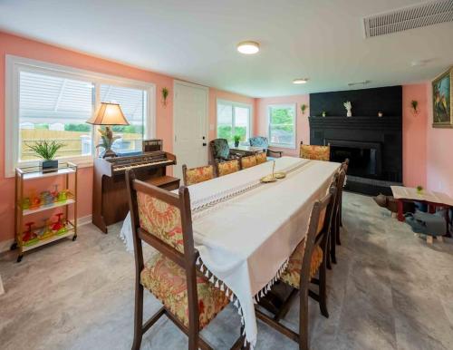 Iekārtas, The Great Gatsby Pink Flamingo Lounge Retreat! in Berkeley (VA)