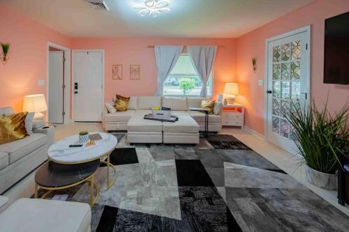 Iekārtas, The Great Gatsby Pink Flamingo Lounge Retreat! in Berkeley (VA)