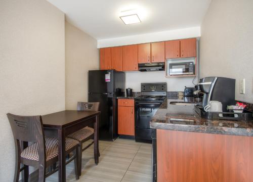 Konyha, Coast Calgary Downtown Hotel & Suites by APA near Calgary-torony