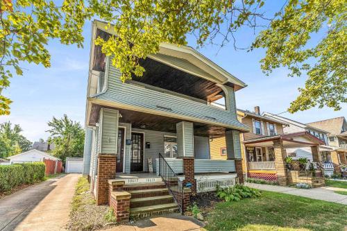 Beautifully Remodeled Duplex Apt in West Blvd in Cleveland, USA