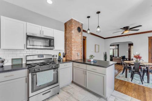 Beautifully Remodeled Duplex Apt in West Blvd in Cleveland, USA