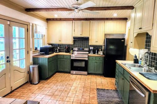Charming 2 Bedroom Suite in Cloverdale District in Montgomery, USA