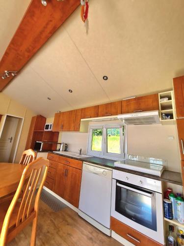 kuhinja, Joli Mobil-Home avec terrain terrasse 10min du Puy duFou in Saint-Michel-Mont-Mercure