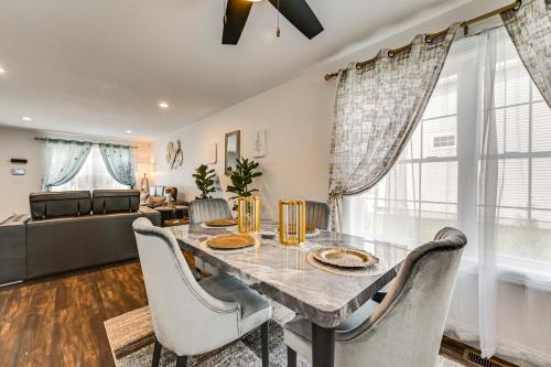 Duplex with Fire Pit about 1 Mi to MGM Springfield! in 斯普林菲爾德 (MA)