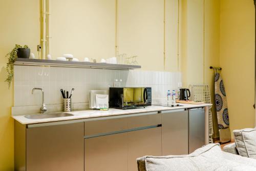 grey l studio apartments Downtown Alexandria Menasce House in Alexandria