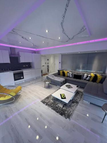 Knightsbridge 2 bedroom apartment overlooking Harrods, Londra