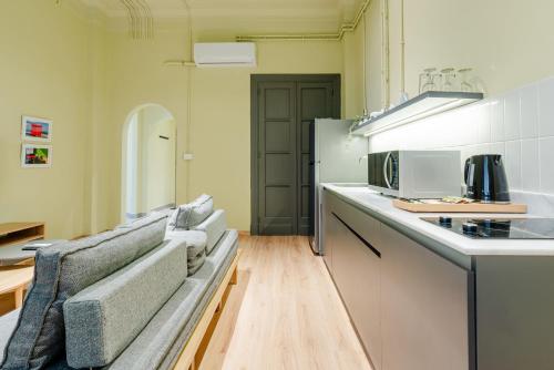 grey l studio apartments Downtown Alexandria Menasce House in Alexandria