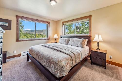 Mountain Escape with Hot Tub Near Ski Resorts and I 70 in Silverthorne, USA