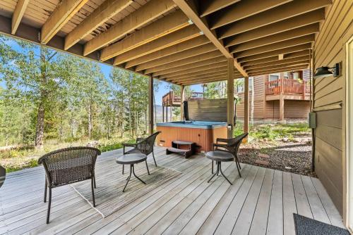 Mountain Escape with Hot Tub Near Ski Resorts and I 70 in Silverthorne, USA