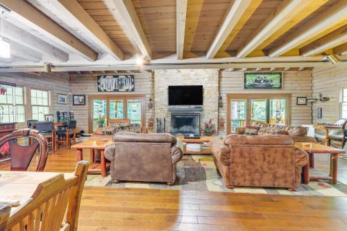 Ellijay Getaway: Fire Pit + Hot Tub, Ellijay