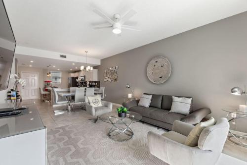 Modern Storey Lake Resort Disney Orlando 3171-304 in Hunters Creek
