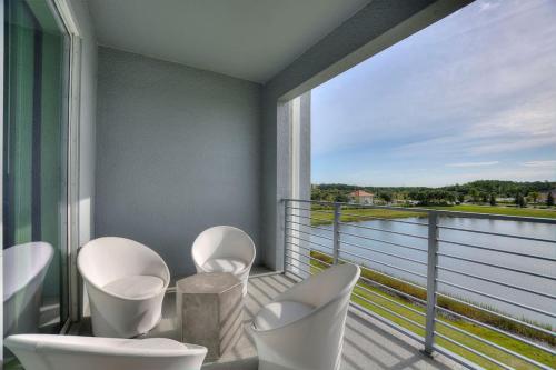 Modern Storey Lake Resort Disney Orlando 3171-304 in Hunters Creek
